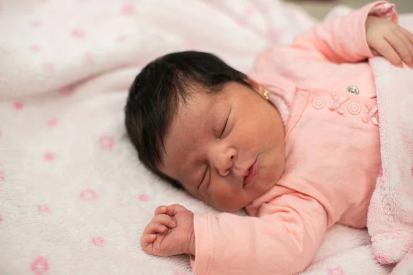 Мила Іспанська Дівчинка Спить Білій Рожевій Ковдрі — стокове фото