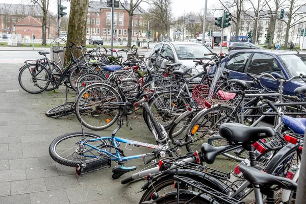 Muenster Alemanha Abril 2021 Muitas Bicicletas Estacionadas Desordenadamente Longo Rua — Fotografia de Stock
