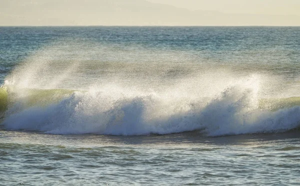 スペインのマラガの海岸で地中海の波が墜落 — ストック写真