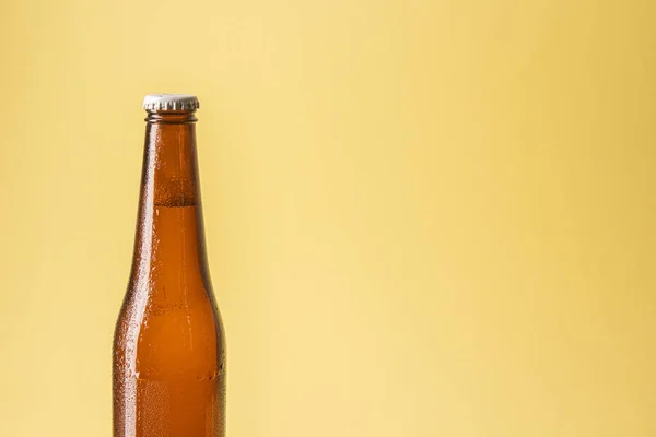 Een Close Van Bierfles Een Rode Achtergrond — Stockfoto