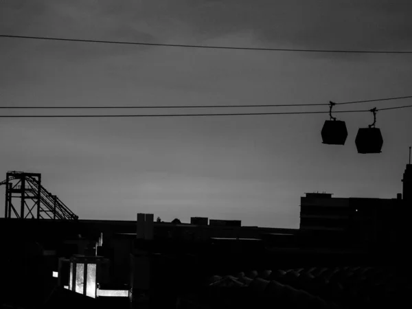 Uma Cena Preto Branco Dois Funiculares Que Passam Por Cima — Fotografia de Stock