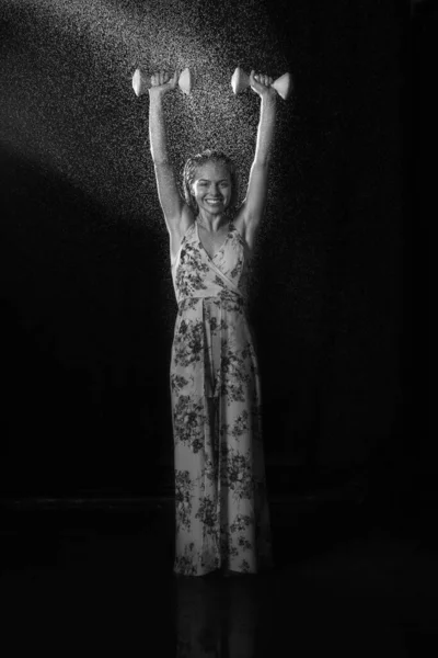 Μια Σέξι Γυναίκα Που Φοράει Ένα Λουλουδάτο Φόρεμα Και Κρατάει — Φωτογραφία Αρχείου