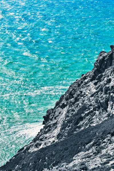 アメリカ合衆国ポイント レイエスの岩の斜面を見下ろす — ストック写真