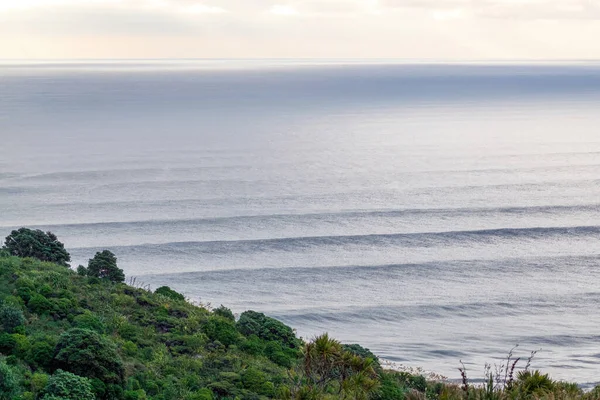 Vista Costa Oeste Auckland Con Olas Paralelas Regulares Perfectas Fondo — Foto de Stock