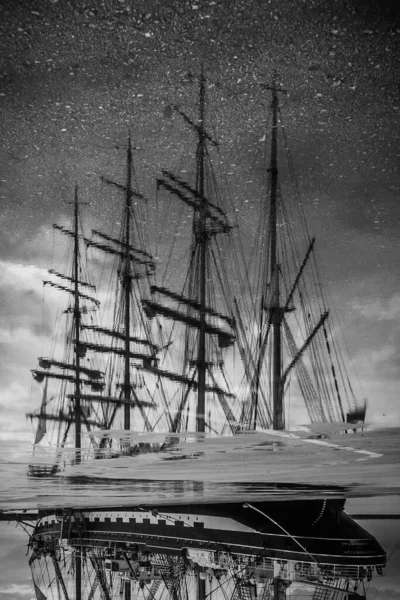 Вертикальний Знімок Великого Вітрильного Корабля Який Відбиває Світло Морі Сірому — стокове фото