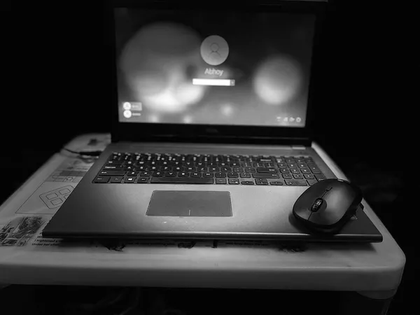 Szary Strzał Otwartego Laptopa Myszką Ciemnym Tle — Zdjęcie stockowe