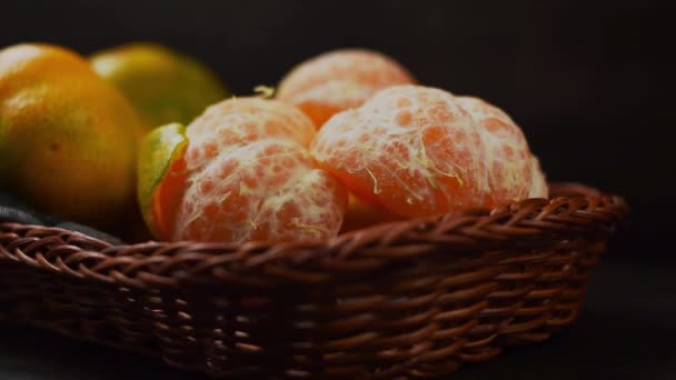 Mandarinas Frescas Maduras Sobre Fondo Negro — Vídeos de Stock