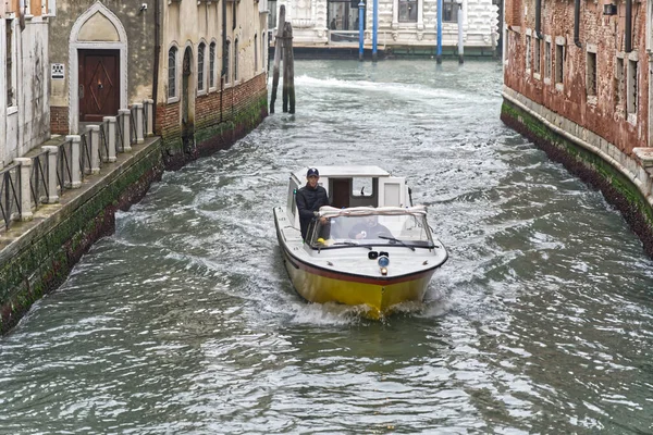 Venedig Italien Oktober 2021 Ein Gelbes Boot Auf Dem Kanal — Stockfoto