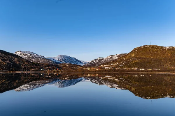 Een Schilderachtig Uitzicht Bergketen Weerkaatst Het Meer Een Helderblauwe Hemel — Stockfoto