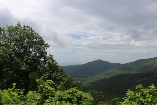 緑の山々と曇り空の美しい景色 — ストック写真