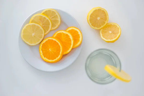 Pandangan Atas Irisan Lemon Dan Jeruk Pada Piring Dan Kaca — Stok Foto