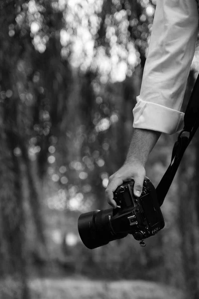Egy Függőleges Szürkeárnyalatú Felvétel Férfi Kézről Ahogy Egy Kamerát Tart — Stock Fotó
