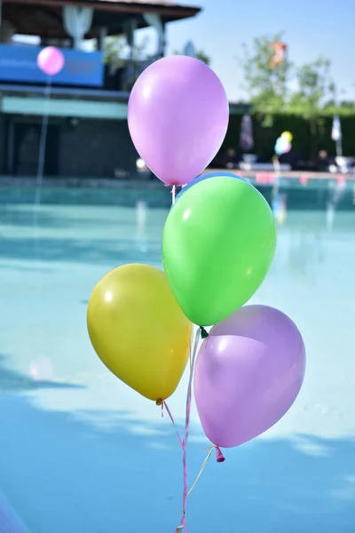 Close Conjunto Balões Coloridos Com Uma Piscina Fundo Dia Ensolarado — Fotografia de Stock