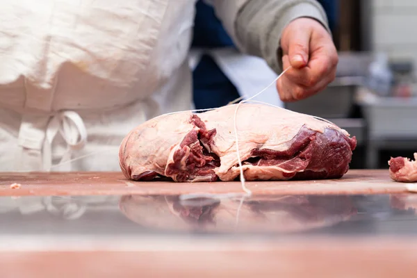 Primer Plano Preparación Alimentos Una Tienda Carnicero Cerdo Tradicional Francés — Foto de Stock