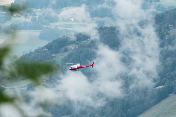 Der Rot Weiße Hubschrauber Fliegt Hoch Den Wolken Über Dem — Stockfoto