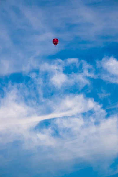 Vilnius Lithuania 2021年8月13日 リトアニアのヴィリニュス上空の青い曇り空の熱気球 — ストック写真