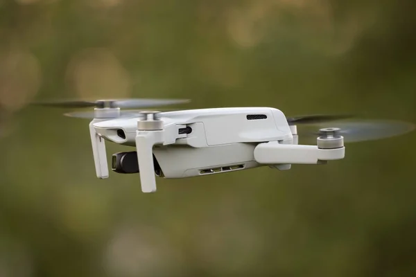Close Pequeno Drone Branco Voando Livre Com Fundo Embaçado — Fotografia de Stock