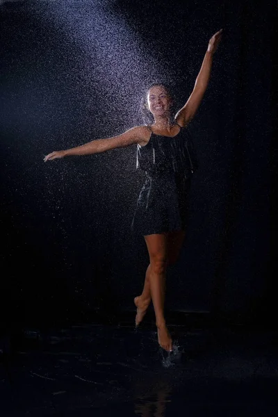 Μια Σέξι Χορεύτρια Βρεγμένα Μαλλιά Φορώντας Ένα Μαύρο Φόρεμα Και — Φωτογραφία Αρχείου