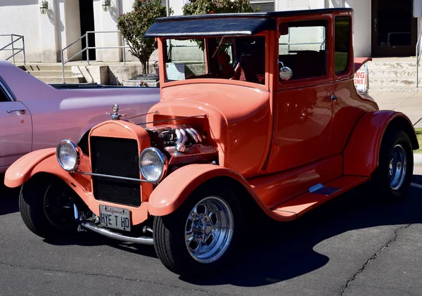 フレズノ アメリカ 2021年10月9日 古典的な1926年フォード トール Tホットロッドは 米国カリフォルニア州フレズノで晴れた日に外のきれいな色で — ストック写真