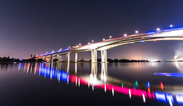 Noční Pohled Velký Most Přes Vodu Odrazy — Stock fotografie