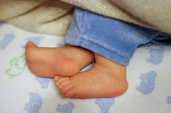 Yastığın Üzerinde Bir Çift Bebek Ayağı — Stok fotoğraf