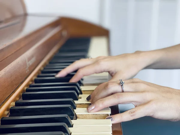 Closeup Person Playing Piano Blurry Background — Stock Photo, Image