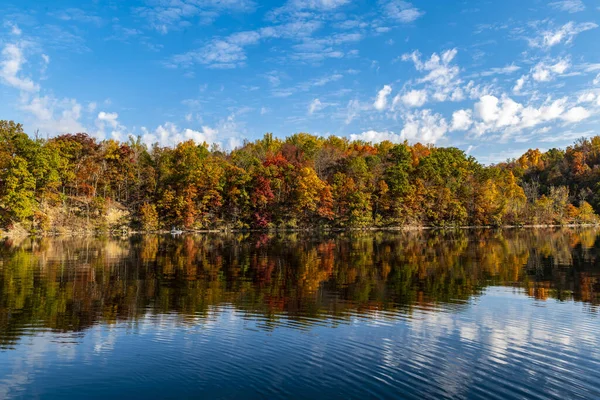 Lac Calme Contre Ciel Nuageux Automne Virginie Occidentale — Photo