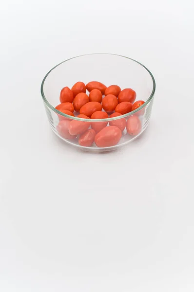 Tomates Naturais Datterini Maduros Orgânicos Uma Tigela Vidro Fundo Branco — Fotografia de Stock