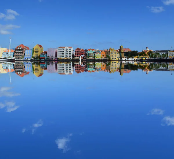 Uma Vista Panorâmica Casas Coloridas Refletida Água — Fotografia de Stock