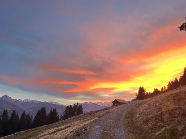 Uma Paisagem Noturna Perfeita Nas Montanhas Pôr Sol Uma Casa — Fotografia de Stock