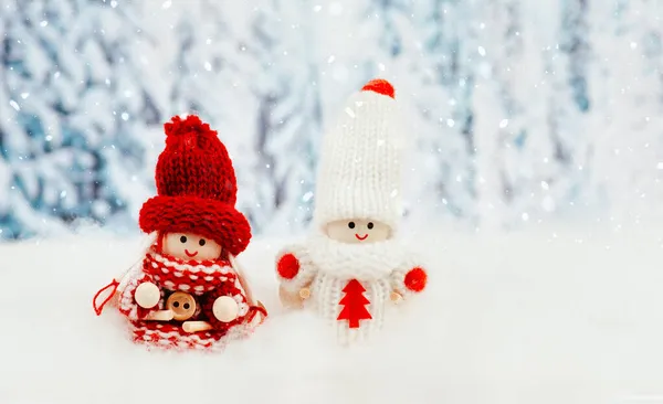 Twee Kleine Poppenmeisjes Sneeuw Winter Kerstseizoen Wenskaart Bomen Achtergrond — Stockfoto