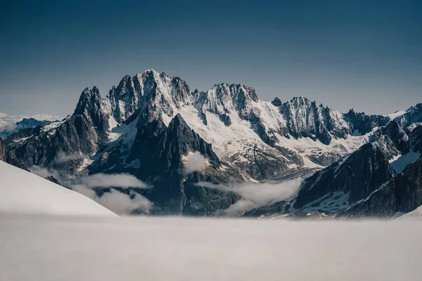 Pohled Vysokohorskou Krajinu Slavným Vrcholem Aiguille Verte Zimní Alpská Ledovcová — Stock fotografie