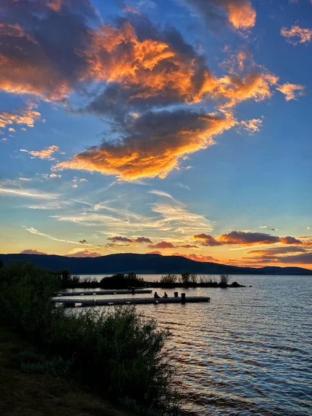 Piękny Widok Jezioro Lśniące Pod Zachodem Słońca — Zdjęcie stockowe