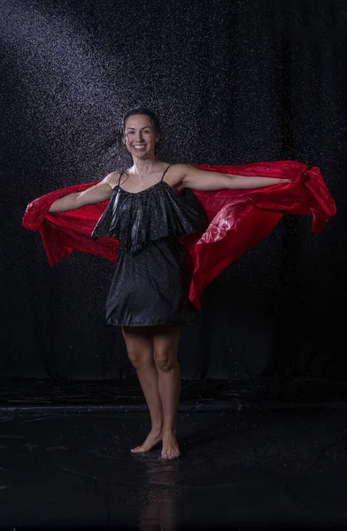 Tancerka Mokrymi Włosami Czarnej Sukience Ciesząca Się Rozbryzgami Wody Tańcząca — Zdjęcie stockowe