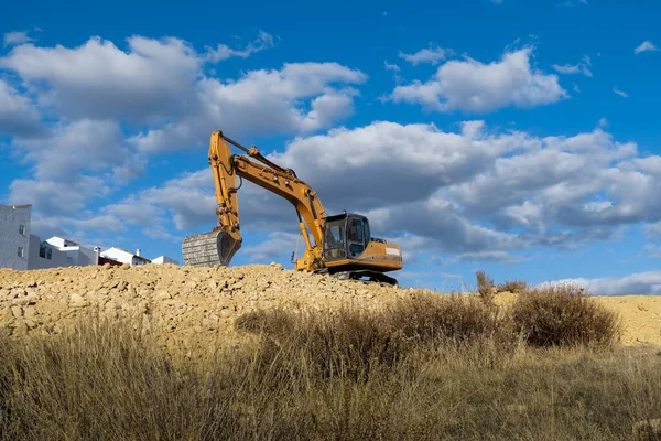 在工地移动泥土的大型黄色挖掘机 — 图库照片