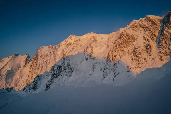 Grande Parede Alpina Com Neve Gelo Seracs Fendas Peuterey Ridge — Fotografia de Stock