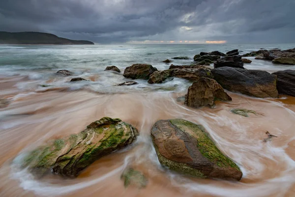 Uma Paisagem Natural Rochas Praia Sob Céu Nublado — Fotografia de Stock