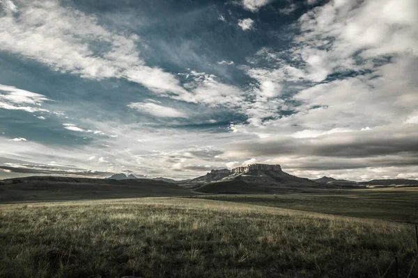 Una Vista Panorámica Hermoso Campo Con Grandes Montañas Rocosas Distancia — Foto de Stock