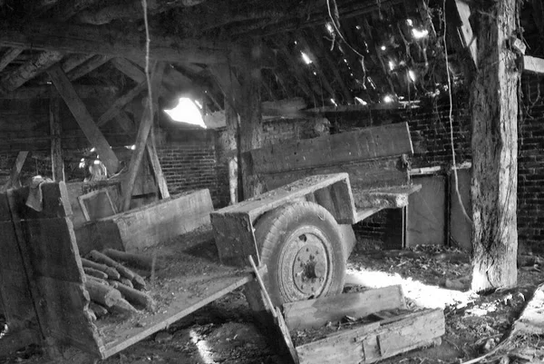 Grayscale Záběr Staré Opuštěné Továrny Rozbitými Předměty — Stock fotografie