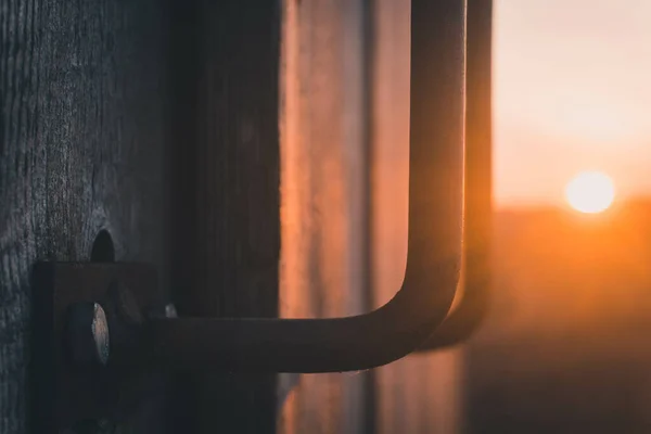 Zbliżenie Ujęcie Drzwi Pomarańczowym Światłem Zachodu Słońca Tym — Zdjęcie stockowe