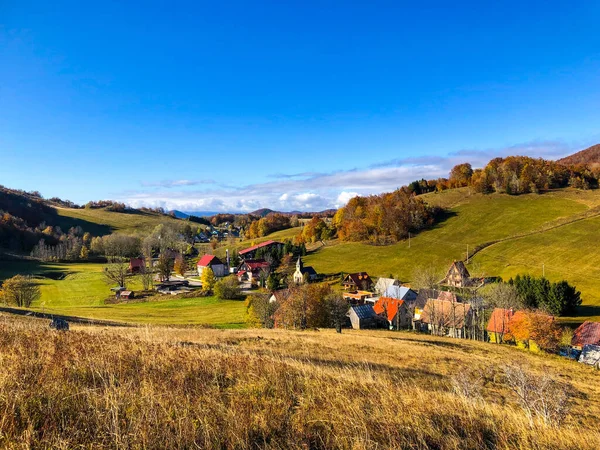Eine Schöne Ländliche Landschaft Mit Hausbauten Und Herbstlich Gefärbten Bäumen — Stockfoto