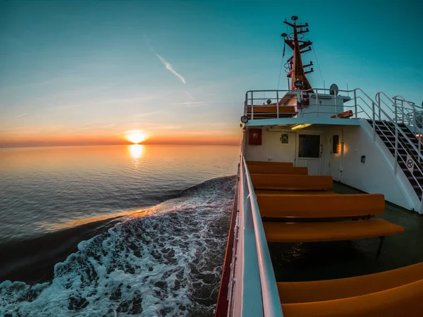 Ουρανός Ηλιοβασίλεμα Πάνω Από Θάλασσα Συλλαμβάνεται Από Πλοίο Στο Langeoog — Φωτογραφία Αρχείου