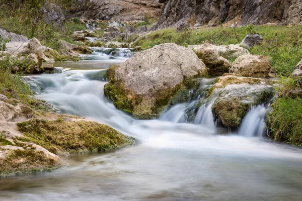 Okouzlující Pohled Říční Vodu Protékající Skalnatou Oblastí Pod Kaňonem Pirotu — Stock fotografie