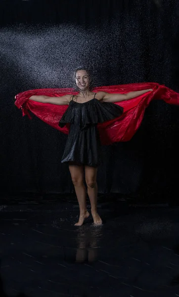 Mandy Modelowanie Wody Splash Phtancerka Mokrymi Włosami Noszenie Czarnej Sukienki — Zdjęcie stockowe