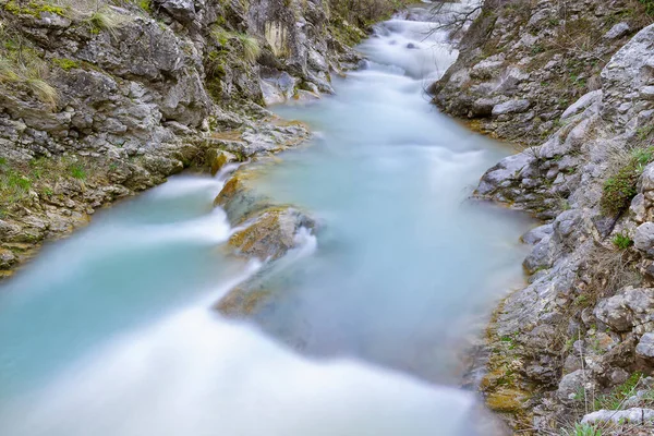 Modrá Voda Horského Potoka Teče Úzkým Kaňonem Poblíž Pirotu Srbsku — Stock fotografie