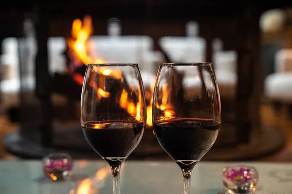 Kafe Masasında Iki Kadeh Kırmızı Şarap Yakın Çekim — Stok fotoğraf
