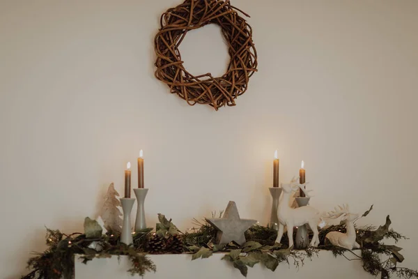 Dekorativní Jelen Svíčky Ozdoby Uspořádané Krbu Pro Vánoční Zimní Svátky — Stock fotografie