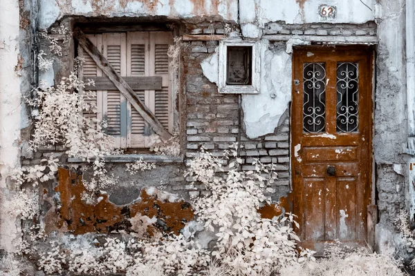 Patras Kış Günü Beyaz Çiçeklerle Kaplı Eski Bir Binanın Güzel — Stok fotoğraf