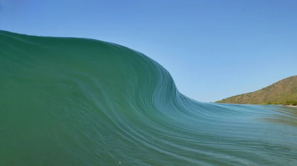 Uma Vista Panorâmica Uma Onda Oceânica Sobre Fundo Azul Céu — Fotografia de Stock