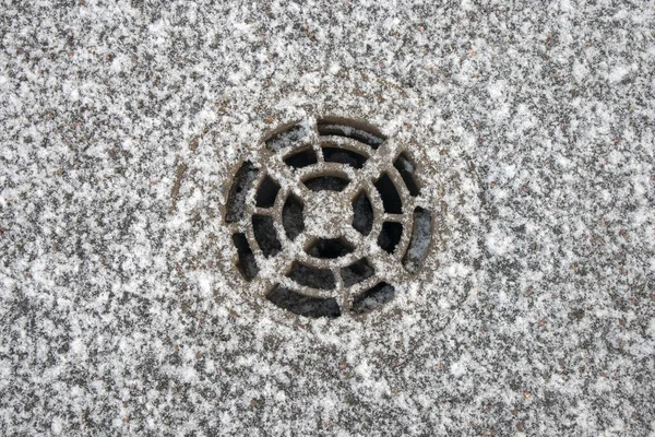 フィンランドの雪に覆われた金属循環排水 — ストック写真